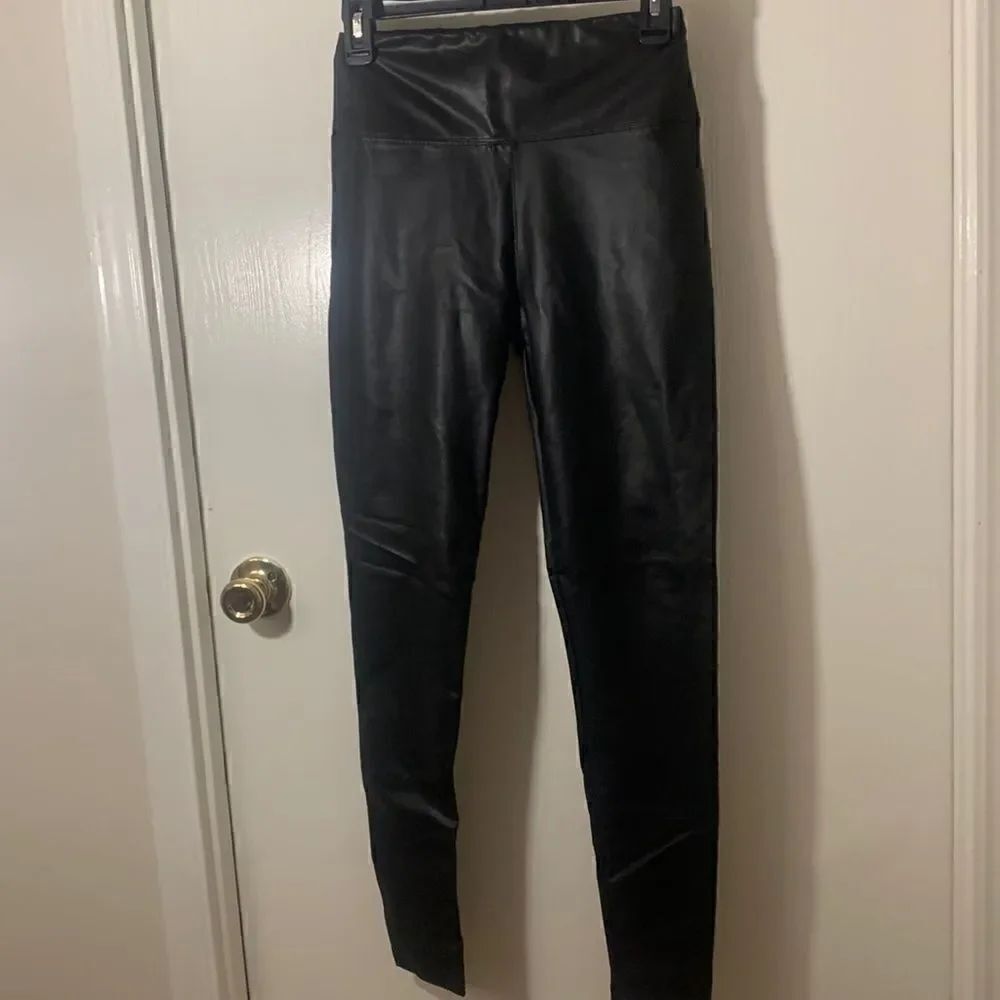 American Eagle EUC black faux leather high waisted leggings Size small